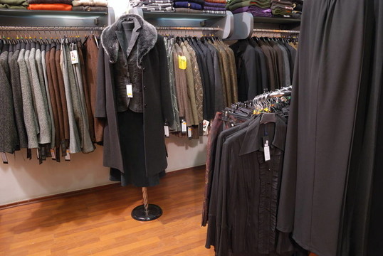 妇女在服装店的购物体验 服装服饰零售的行业洞察与趋势